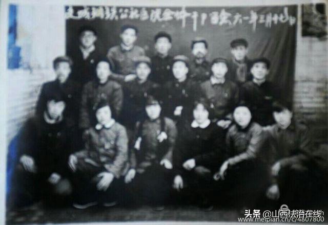 1949年交城县委书记李瑞(左)与汾阳团地委书记李立功(中,交城县县长