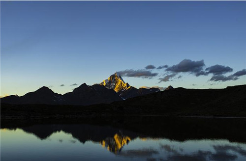 中国有哪些著名的日照金山观赏地 377607d3226a4f4db39fc62b281d4dc1.jpeg