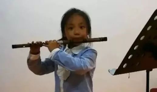 小女孩吹笛子, 专家不敢评判,求中央音乐学院收留!