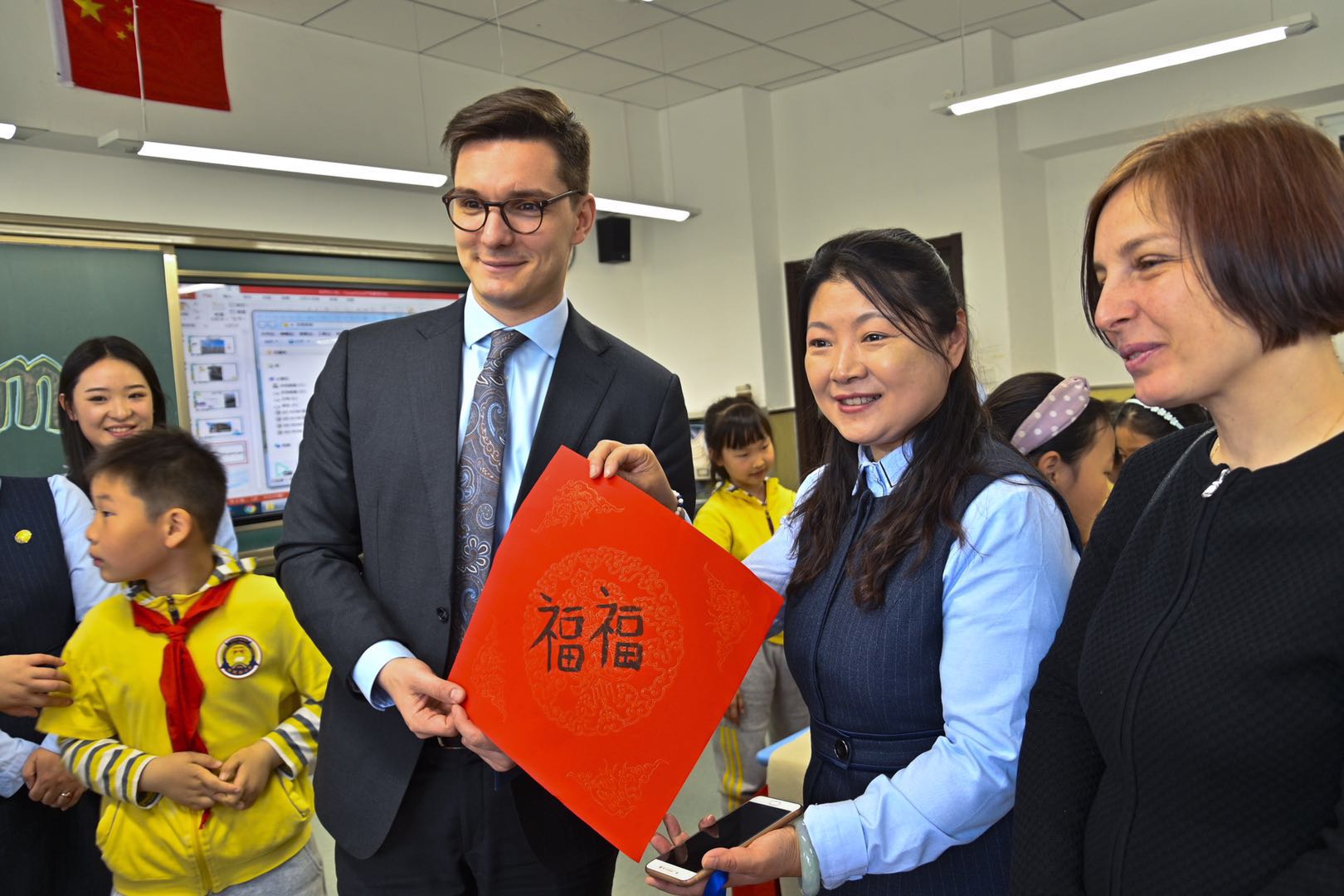 
中国一中东欧国家合作首次走进中国中小学校园，“民心相通要从娃娃抓起”


