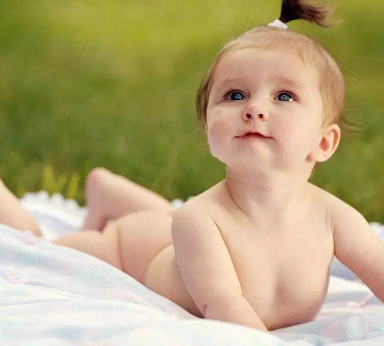 宝宝几个月会抬头能坐 4aa6a67ad44e41ce9aee657485409778.jpg