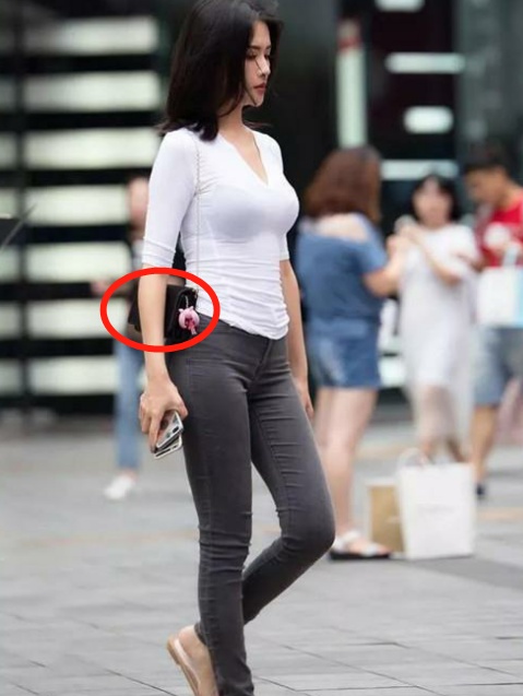 
►爆笑GIF趣图：现在的学生在学校就这么秀恩爱，老师也不管管吗？


