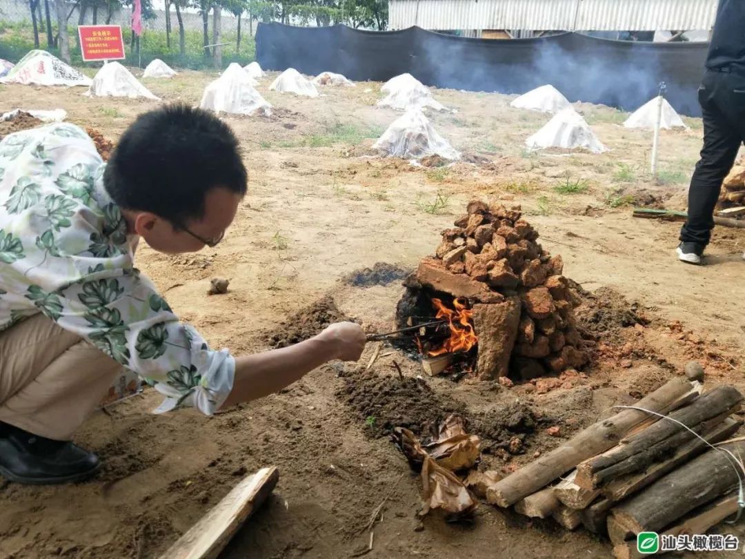 五一假期中海度假村举行"千人敲土窑"民俗体验活动