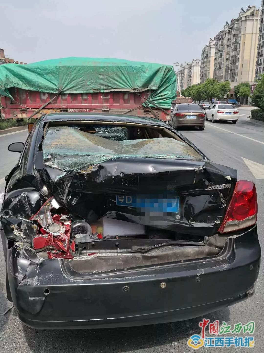 油门当刹车踩,仰天大道惊现三车追尾