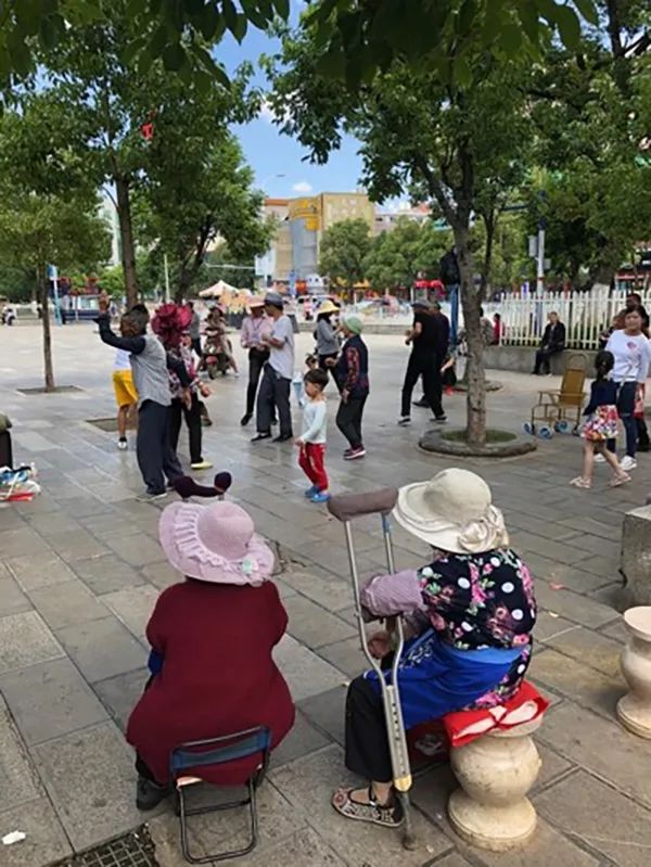 一个工作日的中午,呈贡老县城文化广场上的广场舞