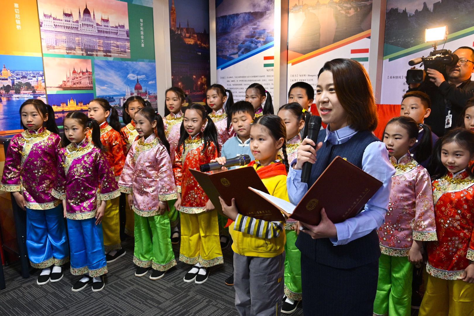 
中国一中东欧国家合作首次走进中国中小学校园，“民心相通要从娃娃抓起”


