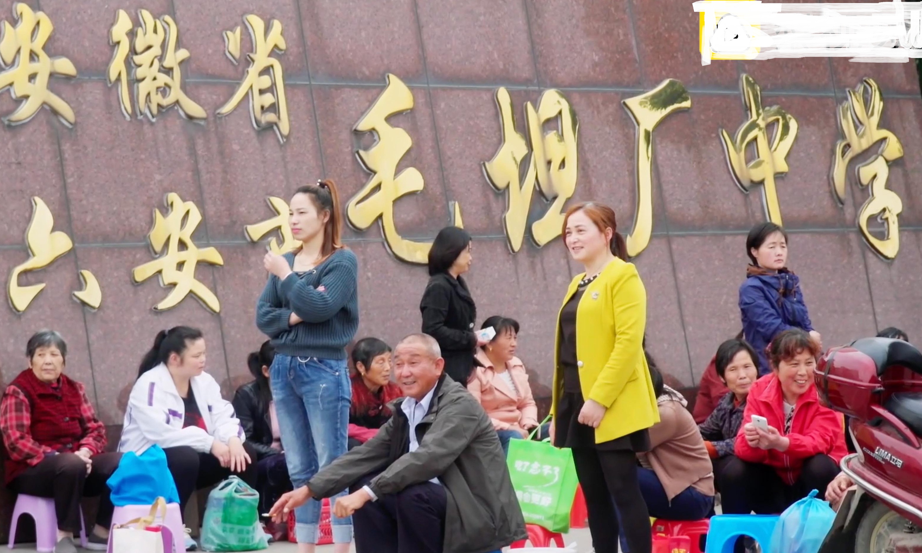 
原创
五一假期最热闹的高考镇，数万学生不放假，无数家长校门口送饭



