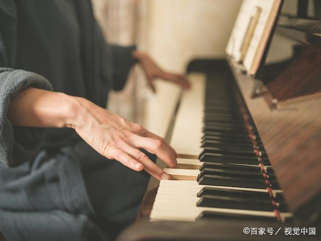 怎么样才能学会弹钢琴 7fcec8e633b74b5d8cd8a3bf1669978c.jpeg