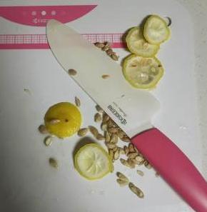                     风寒咳嗽和风热咳嗽，冰糖煮一碗水，润肺止咳，3天除根止咳！