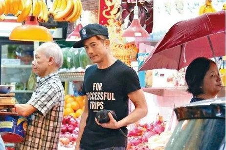 郭富城喜获二胎后首露面 为妻子买水果贴心十