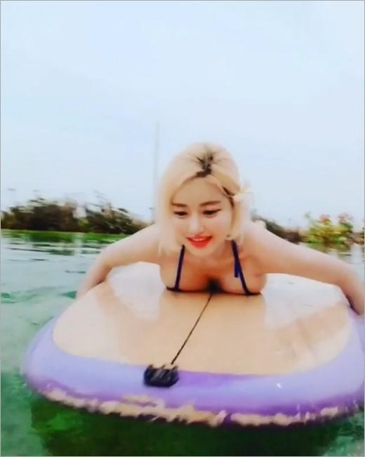 韩国美女DJ SODA社交网站发泳装照秀性感身