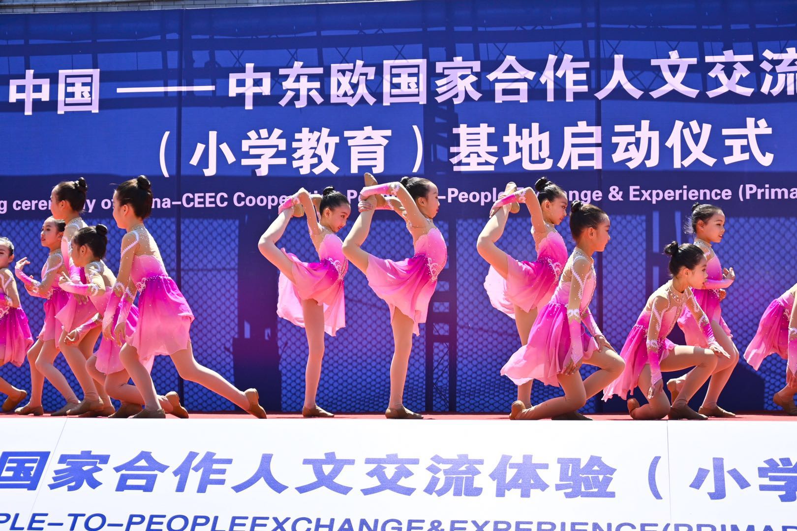 
中国一中东欧国家合作首次走进中国中小学校园，“民心相通要从娃娃抓起”


