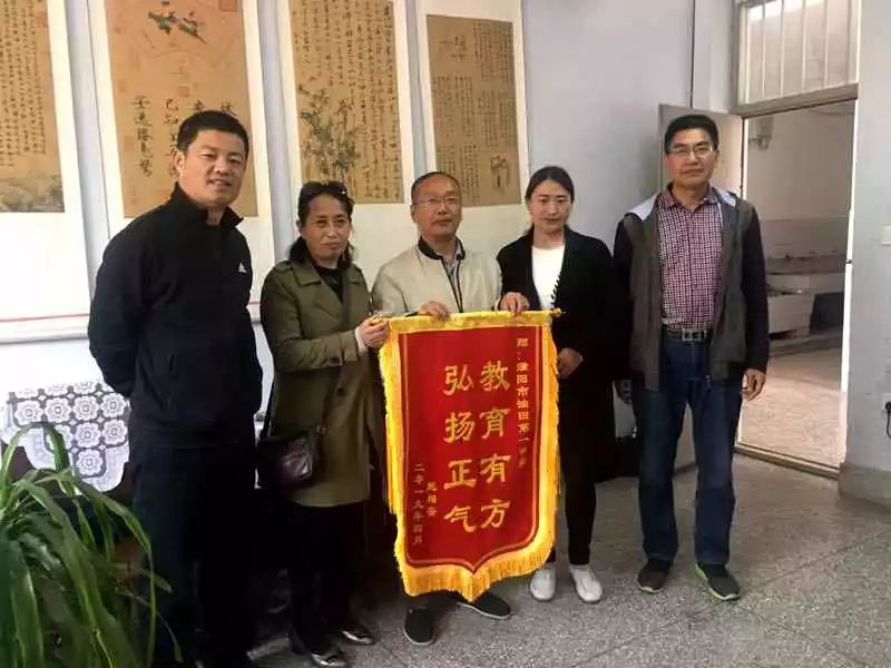 
有人酒驾撞人，濮阳这个孩子冲上去了！！！


