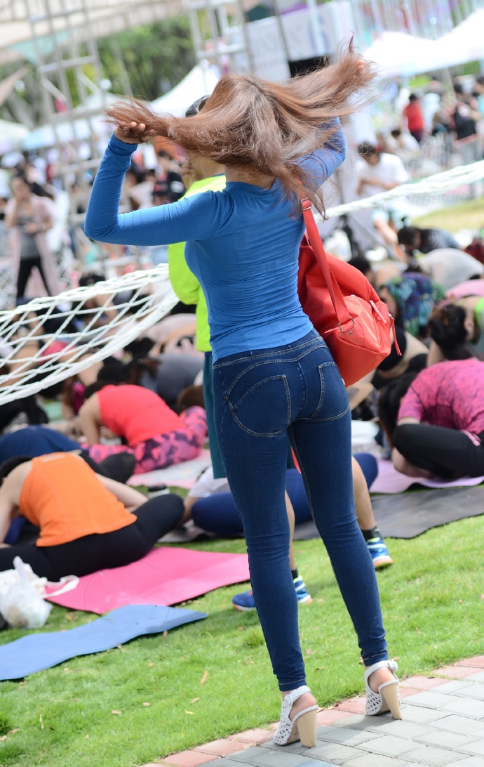 丰满的少妇搭配紧身牛仔裤,勾勒出好身材!