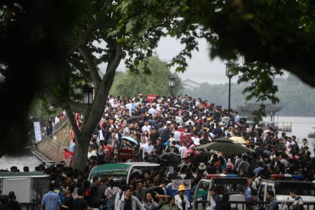 五一假期各地挤到怀疑人生,网友:出趟门理解灭霸了