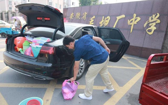 
原创
五一假期最热闹的高考镇，数万学生不放假，无数家长校门口送饭



