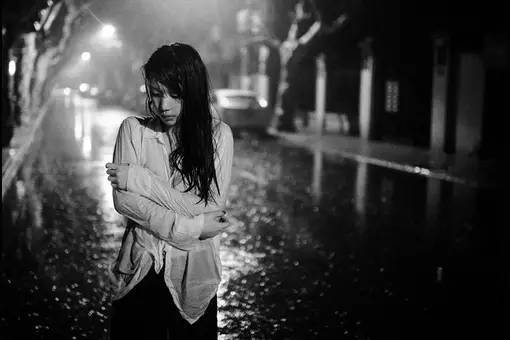 伤感情歌《谁来疼我》,思念你的心!好痛 兴发娱乐官网登陆