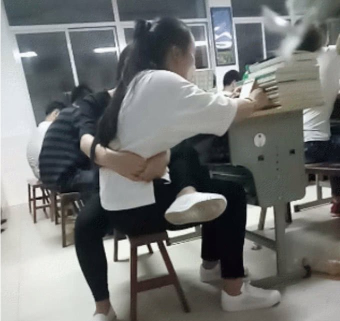 
►爆笑GIF趣图：现在的学生在学校就这么秀恩爱，老师也不管管吗？


