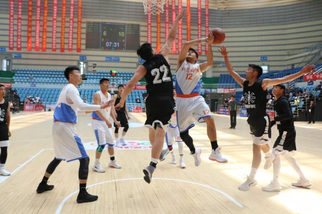 郭振兴上篮长斌强行突破马鹏突破上篮比赛一开始临夏市首先得分,之后