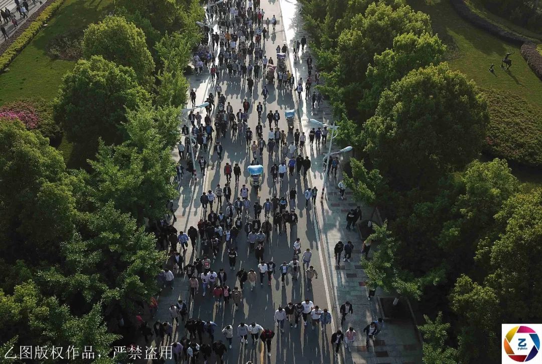 
原创
实拍五一假期毛坦厂中学，万余考生紧张备考，家长聚集校门前送饭


