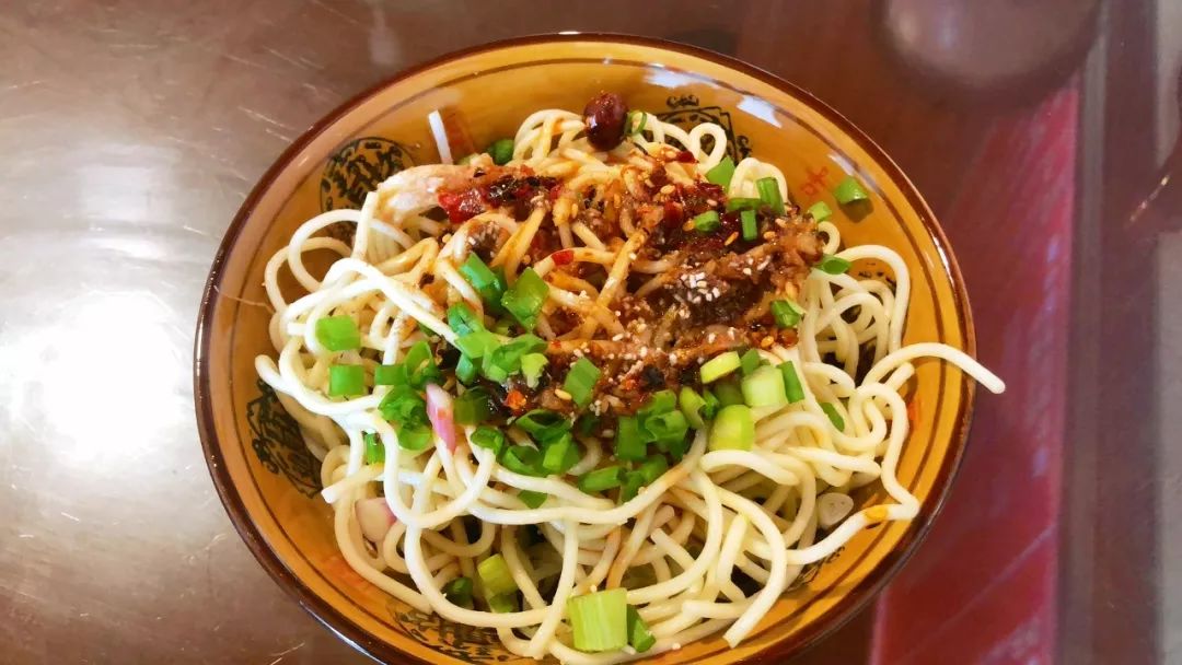 卧说风雨 | 逛一逛成都街头美食