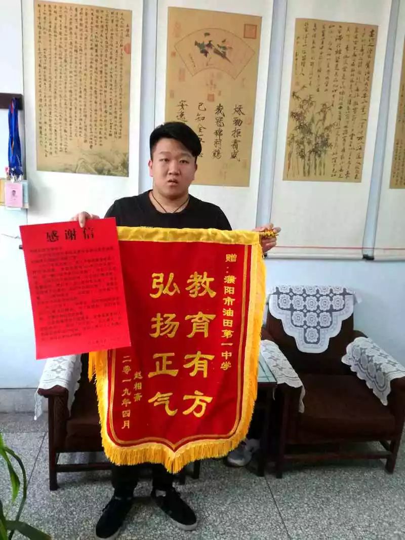
有人酒驾撞人，濮阳这个孩子冲上去了！！！


