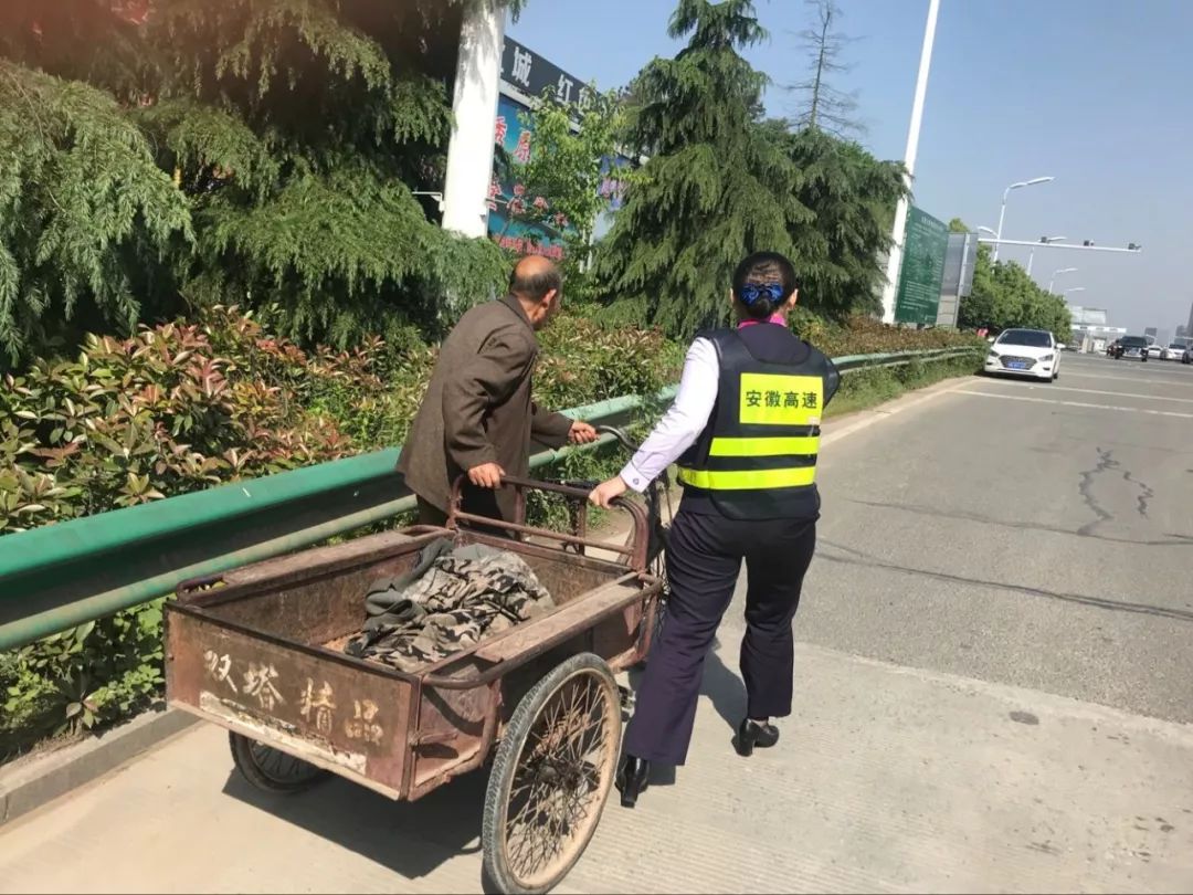 金寨站崔雨蝶帮助老人推车前往安全区域