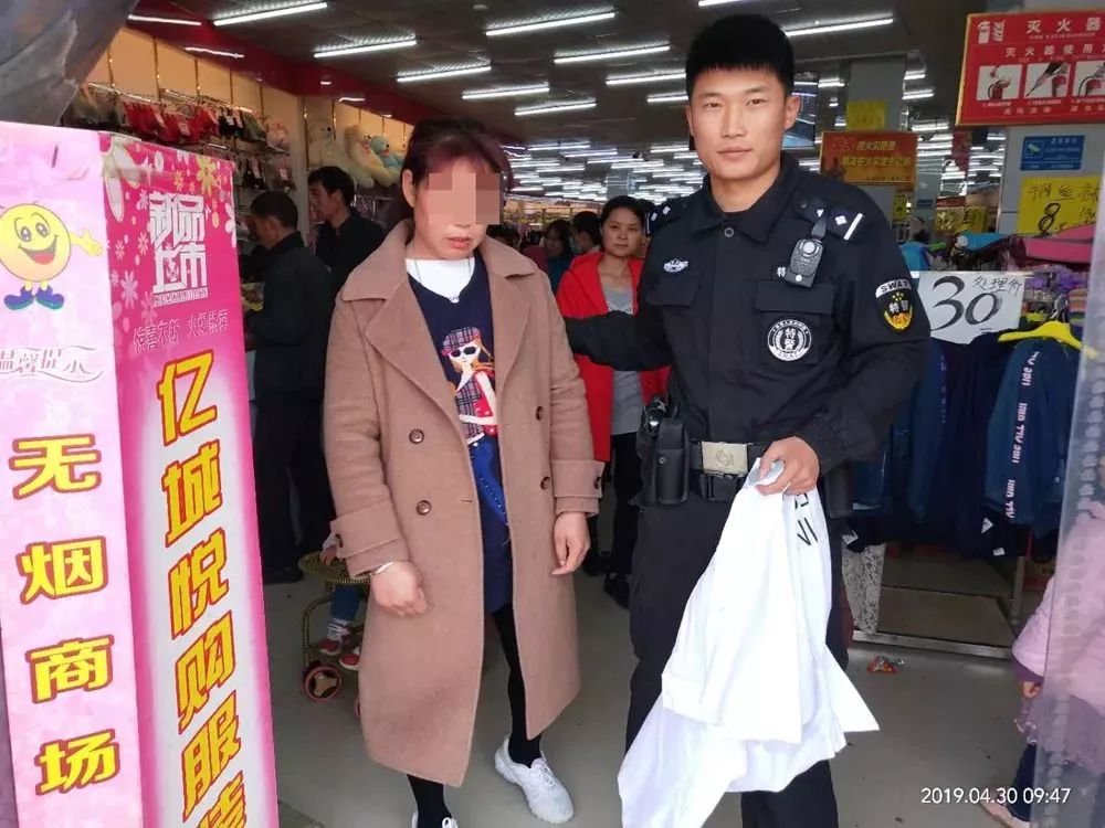 阜阳警方刚抓到一个年轻女贼!为了美竟然.