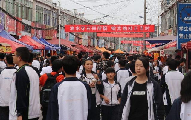 
原创
五一假期最热闹的高考镇，数万学生不放假，无数家长校门口送饭


