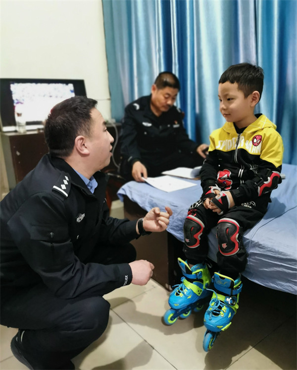 山西曲沃:警民助力为走失儿童寻到家长 香蕉视频美女私密视频