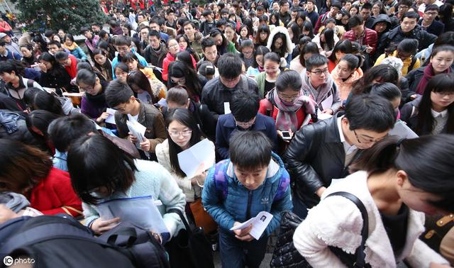 
刚入职的公务员到手工资低到让人无法理解，却还在坚持，真相是…


