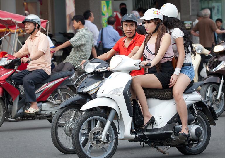 泰国街头各色摩托车争奇斗艳,穿裙子的美女最亮眼