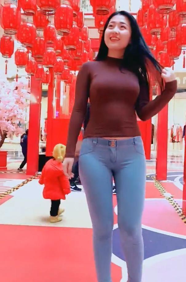街拍:微胖美女身材比例,有一种让人百看不厌的美