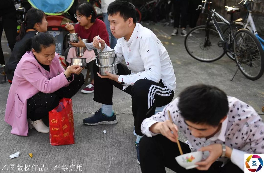 原创
实拍五一假期毛坦厂中学,万余考生紧张备考,家长聚集校门前送饭
原创
实拍五一假期毛坦厂中学,万余考生紧张备考,家长聚集校门前送饭