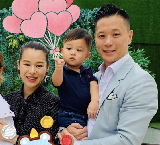 胡杏儿和老公携儿子参加生日派对奕霆被大赞长得好靓仔