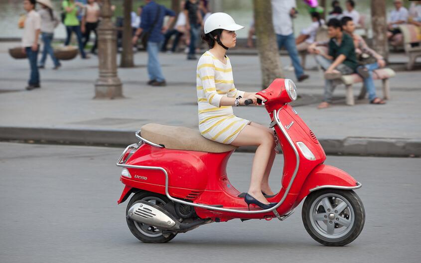 泰国街头各色摩托车争奇斗艳,穿裙子的美女最亮眼