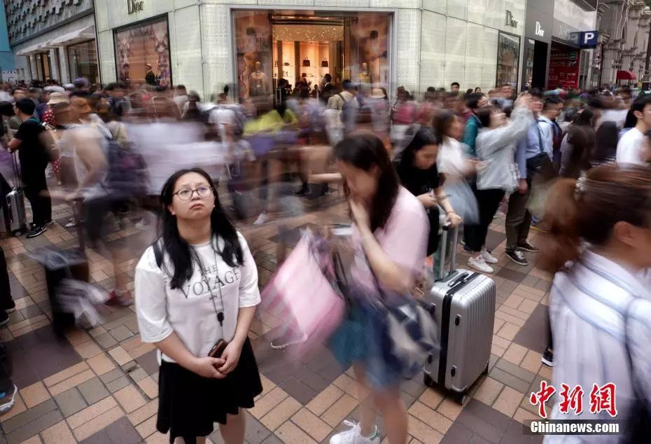 "五一假期内地访港游客大增 尖沙咀街头人潮汹涌"