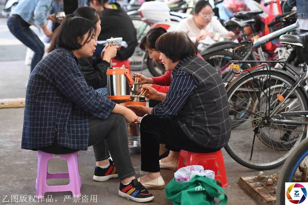 原创
实拍五一假期毛坦厂中学,万余考生紧张备考,家长聚集校门前送饭
原创
实拍五一假期毛坦厂中学,万余考生紧张备考,家长聚集校门前送饭