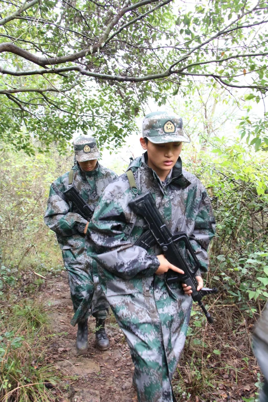 沃天特战女兵刚入伍竟然是介个样子滴