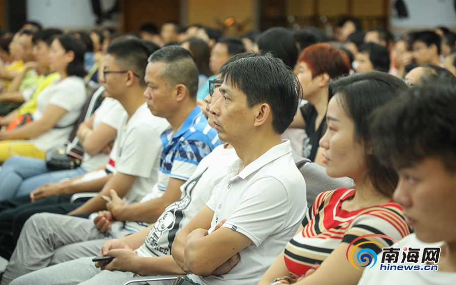 
名师传授英语提分技巧2019“海南名师专家团”高考公益讲座在海口开讲


