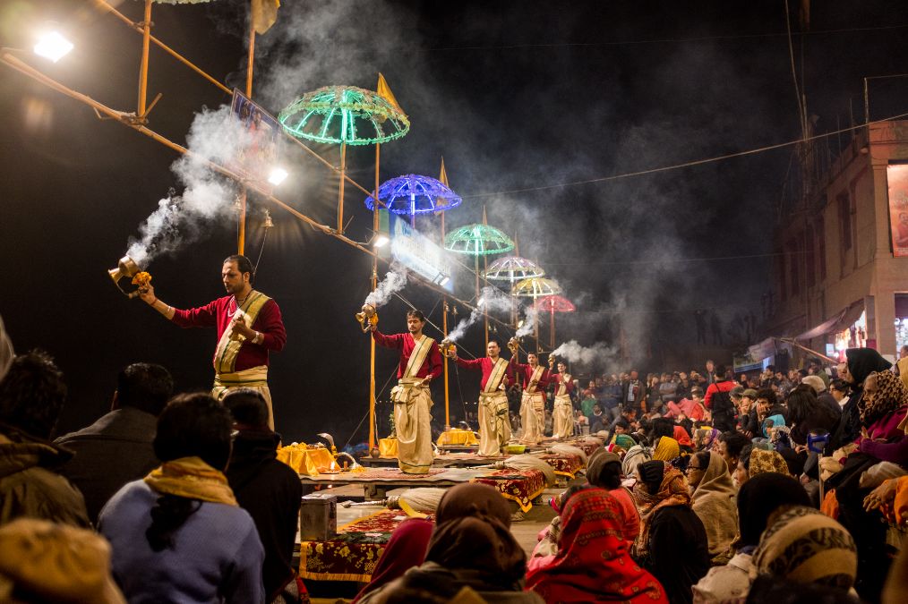 实拍印度恒河夜祭延续千年的祭祀仪式见证印度人对恒河的热爱