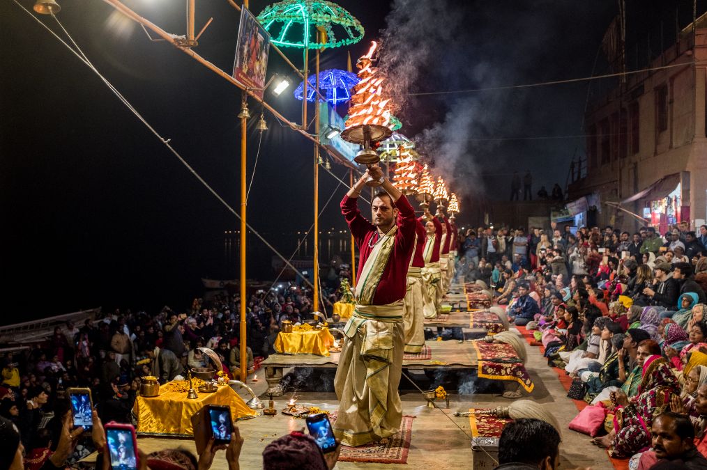 原创实拍印度恒河夜祭:延续千年的祭祀仪式,见证印度人对恒河的热爱