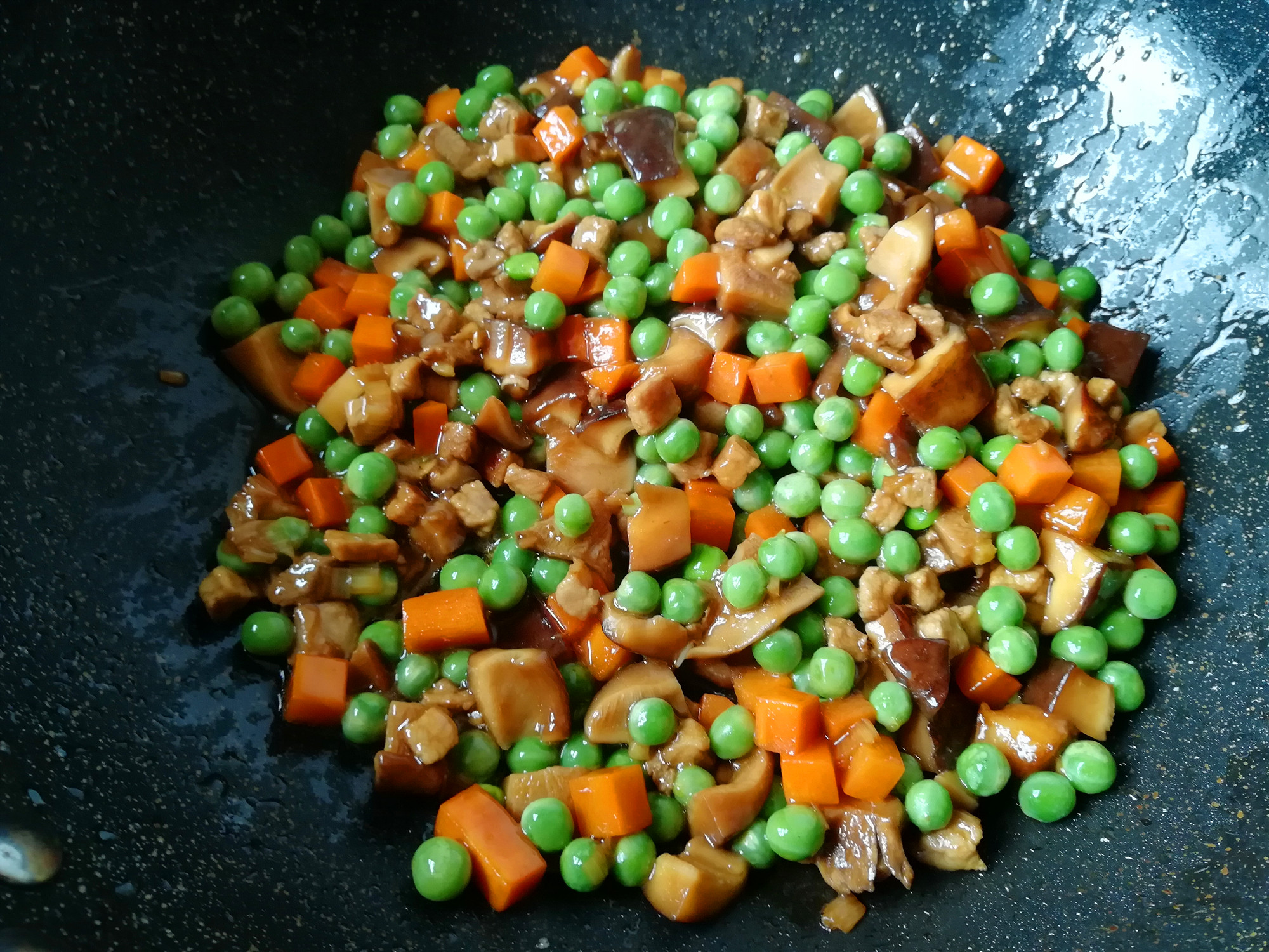 教你炒豌豆的小技巧，只需炒前多做这一步，豌豆颜色绿，味道香_做法