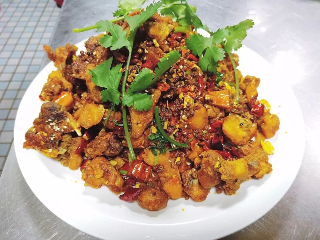 会吃兔肉的人,都会选择干煸兔肉,比如作为吃货的大嘴.