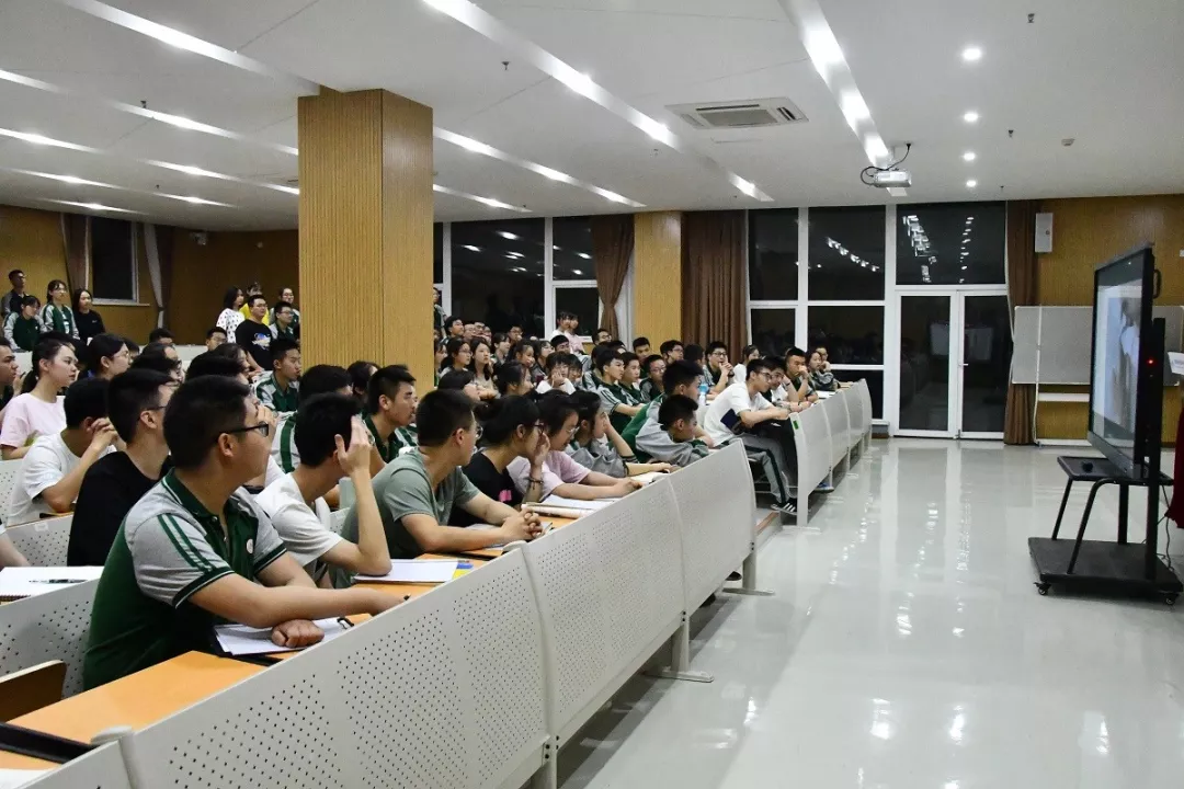 成外高新团课培训暨入团考试,让每位学生争做“优秀好团员”!
成外高新团课培训暨入团考试,让每位学生争做“优秀好团员”!