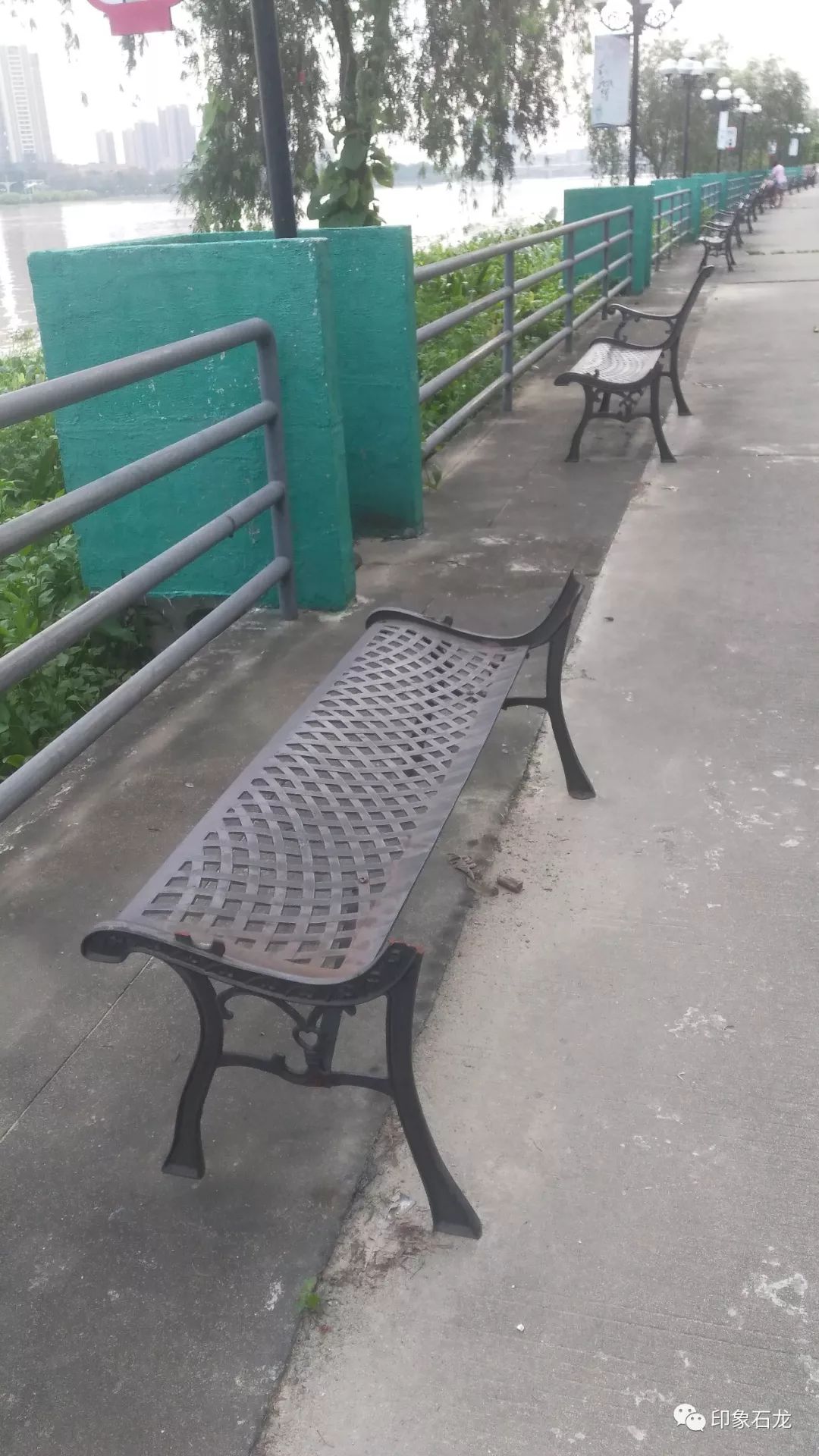 【巡城马】金沙湾公园有多张休闲铁椅子坏了