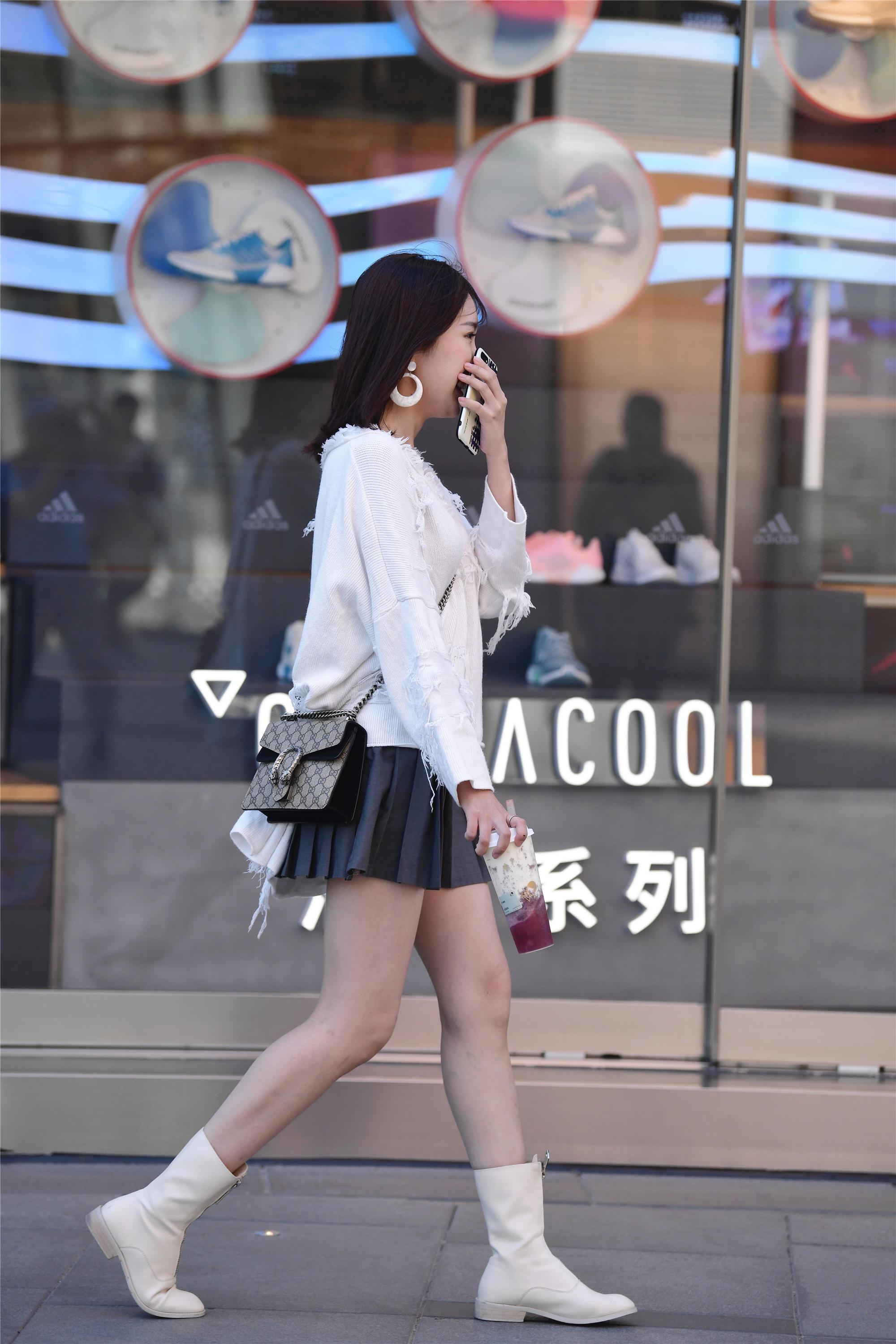 百褶裙搭配短靴,初夏的邻家女孩,笑起来很甜美