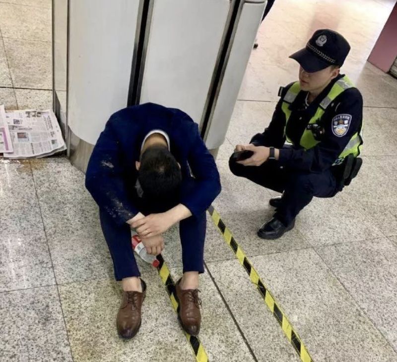 地铁醉酒男子抱妻子痛哭:你要扛得住世事多艰,才有可能前途无限