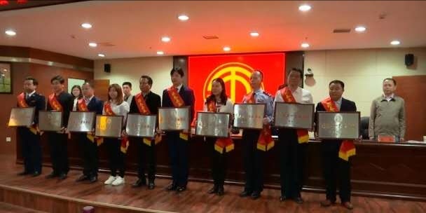 
湖北蕲春三中优秀教师叶银胜“五四”前夕获各级表彰


