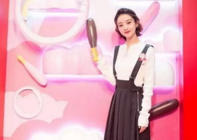 赵丽颖产后复出,身穿西装现身脸却大变样,鞋子成了亮点 盈丰娱乐官方